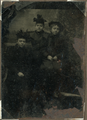 3-0182 Drie meisjes, waaronder Maria Hovestad (rechts), 1884-1888