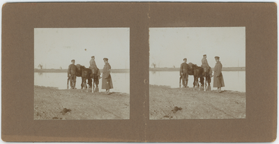 46 Stereofoto van drie mannen met paard bij water, waarschijnlijk in de omgeving van Çorlu, 1912-1913