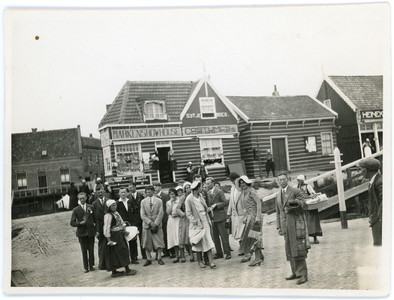 27 T.H.O.R.-leden in de haven van Marken, 1928-1935
