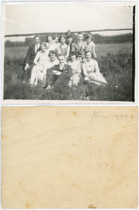52 Jongeren poserend bij hek voor wei, 1930