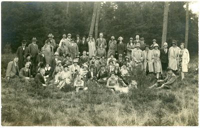 58 Groep mensen poserend in heidelandschap voor bosrand, 1928-1935