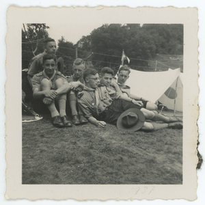5 Padvinders bij een tent in een duinlandschap, 1933