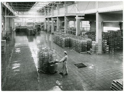 102 Een hal voor opslag in de melkfabriek, 1954-1962