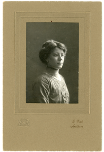 2 Portretfoto van een leerling aan de Rijkskweekschool, 1906-1915