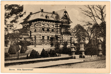 414 Prentbriefkaart van de uit 1891 daterende villa Huize Meyling aan de Spoorstraat (nu Stationsstraat) te Borne