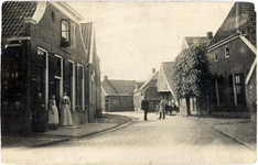 421 Prentbriefkaart met echte foto van de Grotestraat te Borne; rechts het woon-/winkelpand van de fam. Knuif
