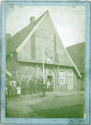 423 Kabinetfoto van het zgn. Strott'nhoes, het vakwerkhuis van kolen- en oliehandelaar Egberink aan de Grotestraat te Borne