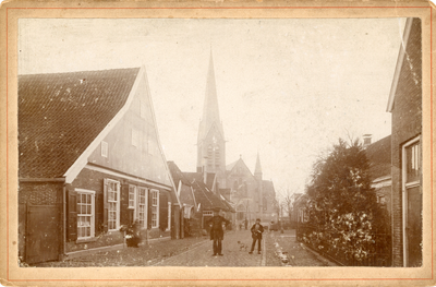 424 Kabinetfoto met dorpsgezicht van de Grotestraat te Borne, met op de achtergrond de St. Stephanuskerk
