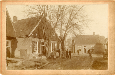 426 Kabinetfoto met dorpsgezicht van Borne; de Koppelsbrink