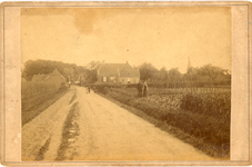 429 Kabinetfoto met dorpsgezicht van Borne; de Koppelsbrink, met rechts de voormalige katholieke pastorie en links de ...