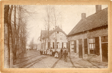 430 Kabinetfoto met dorpsgezicht van Borne; de Grotestraat; het dubbele herenhuis met gebogen sierspanten is in 1888 ...