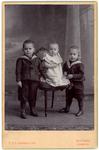 433 Kabinet-portret van drie onbekende jonge kinderen
