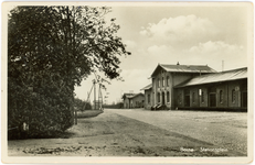 435 Prentbriefkaart met echte foto van het Stationsplein (nu Parallelweg) te Borne, met het uit 1865 daterende ...