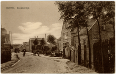 441 Prentbriefkaart van de Ennekerdijk te Borne, met rechts het patronaatsgebouw Sint Joseph