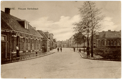 444 Prentbriefkaart van de Nieuwe Kerkstraat (nu De Bleek en Aanslagsweg) te Borne; het hoge pand in het midden (rechts ...