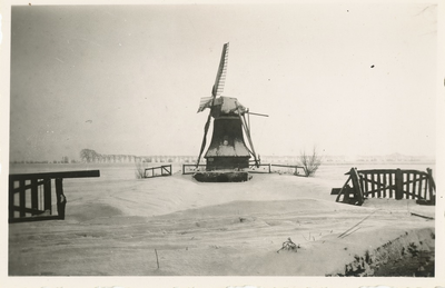 213 Oosterhoogebrug: molen aan het Damsterdiep in de sneeuw, 1940-01