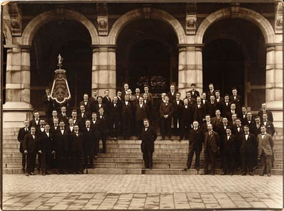 4 Voor het Academiegebouw te Groningen, 1925