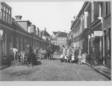 1646 Groningen : Ooster Badstraat : herstel na aanleg riolering : gezien naar het noorden / Kramer, P.B., 1930