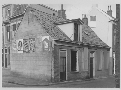 1690 Groningen : Tuinstraat 48-50 : hoek Agricolastraat / Gemeentepolitie, 1955