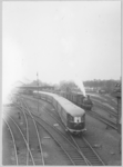 2752 Groningen : Stationsplein : spoorwegemplacement met stoomtrein en dieseltrein / Kramer, P.B., 1930-1940