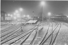 2828 Groningen : Stationsplein : hoofdstation : spoorwegemplacement bij avond, 1930-1940