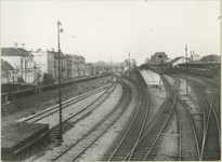 2884 Groningen : Stationsplein : spoorbaan van het NS station / Kramer, P.B., 1920-1940