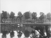 2898 Groningen : Stationsplein : station : gezien van over het Verbindingskanaal / Kramer, P.B., 1913