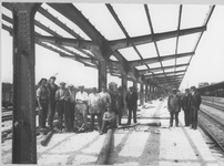 2902 Stationsplein 1 : overkapping perron 3 in aanbouw : met bouwvakkers en schilders / Kramer, P.B., 1928