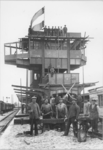 2904 Stationsplein 1 : seinhuis in aanbouw : hoogste punt : met bouwvakkers : metaalbouw, klinken / Kramer, P.B., 1928