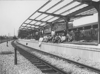2905 Stationsplein 1 : overkapping perron 3 in aanbouw : met bouwvakkers en schilders / Kramer, P.B., 1928