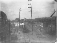 2963 Groningen : Stationsplein : spoorwegemplacement : gezien naar het westen, met stoomtrein / Kramer, P.B., 1915-1925