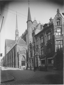 5178 Broerstraat zuidzijde : met Sint Martinuskerk / Kramer, P.B., ca 1920