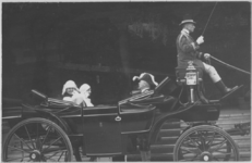 5586 Stationsplein : koningin Wilhelmina e.a. in een koninklijk rijtuig voor het hoofdstation : ..., 1922-08-28