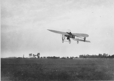 6966 Vliegweek : Jan Olieslagers stijgt op in zijn Blériot-monoplan / Kramer, P.B., 1910-08