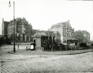 7128 Stationsplein : hoofdstation : met kiosk van Jaarsma / Kramer, J.G., 1890-1899