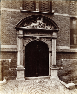 7274 Groningen : Broerstraat 9 : ingang Laboratorium voor Hygiëne / Kramer, J.G., ca 1900