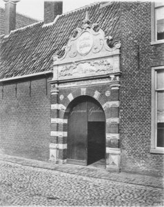 7463-1 Groningen : Peperstraat : Sint Geertruidsgasthuis : poort / Kolkow, F.J. von, 1875