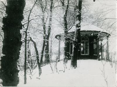 13839-1 Groningen : Nieuweweg 12 : tuin familie Hommes : koepel. In de winter / Kramer, P.B., 1919