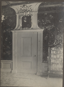 14087 Groningen : Nieuweweg : interieur : deurbetimmering met portret van stichter Gockinga uit 1722, 1917