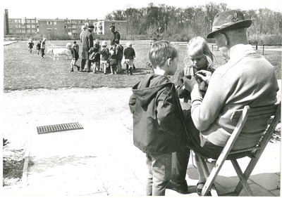 14326 Groningen : Helpman : schooltuincomplex : met de heer B. Boelens / Bureau Voorlichting gemeente Groningen, 1966-1967