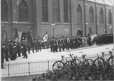 17417 Groningen : Broerstraat : groep mensen tijdens lustrumviering universiteit / Kramer, P.B., 1929