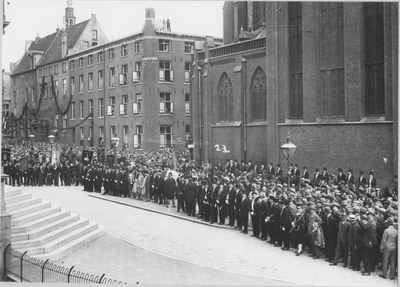 17419 Groningen : Broerstraat : groep mensen tijdens lustrumviering universiteit / Kramer, P.B., 1929