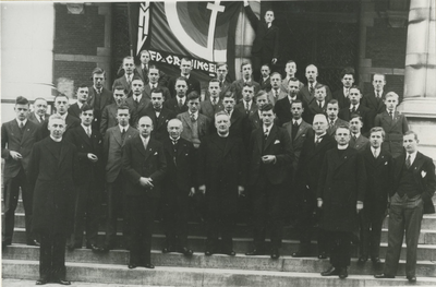 19176 Groningen : Broerstraat : KJMV-ers op de trappen van het Academiegebouw : voorgrond links ..., 1933