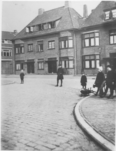 22638 Taco Mesdagstraat 43-45 : met spelende kinderen, 1925-1935
