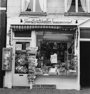 23388 Oude Kijk in 't Jatstraat 34 : boekhandel Hefa, feestartikelen, voordrachten : met krantenrek ... / Bureau ...