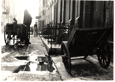24154 Peperstraat westzijde : met handkar met bankschroef (?) : aanleg riolering (?) / Openbare werken, ca 1927