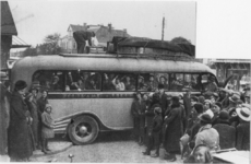 26138 Groningen : Stationsplein : vertrek 52 kinderen naar kinderkoloniehuis 'Elim' op Schiermonnikoog, 1935