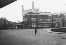 28142 Groningen : Stationsplein : gezien naar het westen. Met panden op nummers 2 (Postkantoor) en 3 ... / Bouma, S.J., ...