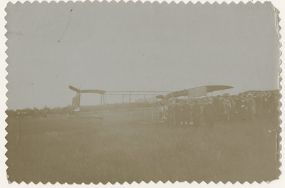 30593 Vliegweek Helpman : de Farman-tweedekker van Hélene Dutrieu na de landing, 1911