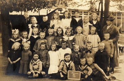 30921 Groningen : Helpman : klassenfoto : vijfde klas openbare lagere school. Eerste rij v.l.n.r ..., 1923